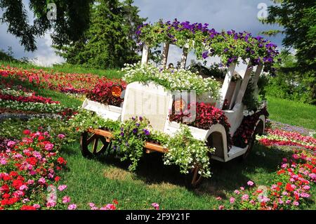 Festival des fleurs conception de paysage - voitures décorées de fleurs sur le parc de la perche de Spyvoche, Kiev, Ukraine Banque D'Images