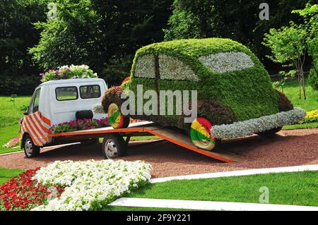 Festival des fleurs conception de paysage - voitures décorées de fleurs sur le parc de la perche de Spyvoche, Kiev, Ukraine Banque D'Images