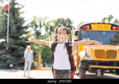 Mère emportant sa fille à l'école, disant son Au revoir pour la journée Banque D'Images