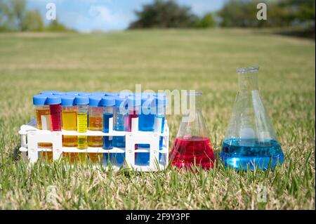 Outils d'expérimentation scientifique sur la pelouse. Concept d'éducation. Banque D'Images