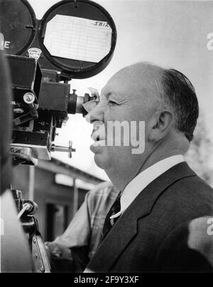 ALFRED HITCHCOCK sur l'ensemble Candid dirigeant PSYCHO 1960 réalisateur ALFRED HITCHCOCK roman Robert Bloch musique Bernard Herrmann Shamley Productions ./ Paramount Pictures Banque D'Images