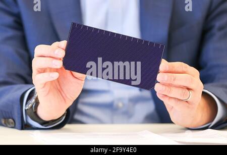 Freiberg, Allemagne. 21 avril 2021. Gunter Erfurt, PDG du fabricant de modules solaires Meyer Burger, tient un module solaire lors d'une conférence de presse. L'usine doit être officiellement ouverte ici du 26 mai. C'est presque exactement dix ans après l'ouverture de Solarworld. Les machines sont actuellement en cours d'installation et les chaînes de production sont préparées. L'année dernière, la société suisse a repris l'usine du fabricant de modules solaires Solarworld, en faillite, à Freiberg. Credit: Jan Woitas/dpa-Zentralbild/dpa/Alay Live News Banque D'Images