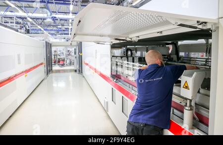 Freiberg, Allemagne. 21 avril 2021. Un employé installe les plastificateurs de 12 mètres de long au nouveau siège du fabricant de modules solaires Meyer Burger. L'usine doit être ouverte officiellement ici à partir du 26 mai. C'est presque exactement dix ans après l'ouverture de Solarworld. Les machines sont actuellement en cours d'installation et les chaînes de production sont préparées. L'entreprise suisse avait repris l'usine du fabricant de modules solaires Solarworld, en faillite, à Freiberg l'année dernière. Credit: Jan Woitas/dpa-Zentralbild/dpa/Alay Live News Banque D'Images