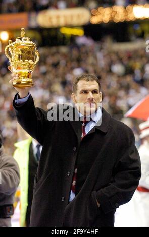 RUGBY ENGLAND V NZ BAR AU TWICKENHAM MARTIN JOHNSON ET TROPHÉE 20/12/2003 PHOTO DAVID ASHDOWNRUGBY Banque D'Images