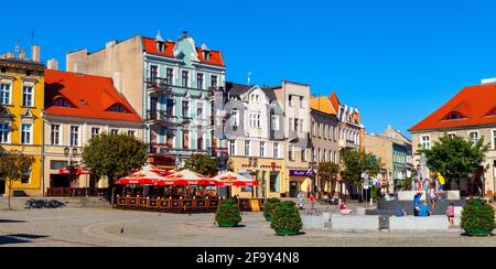 Gniezno, Pologne - 1er juillet 2015 : vue panoramique sur le centre historique de la vieille ville avec la place du marché de Rynek et les maisons en bâtiment colorées de Gniezno Banque D'Images