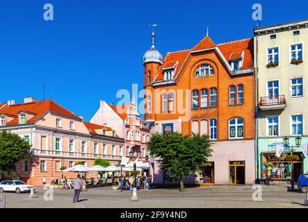 Gniezno, Pologne - 1er juillet 2015 : vue panoramique sur le centre historique de la vieille ville avec la place du marché de Rynek et les maisons en bâtiment colorées de Gniezno Banque D'Images