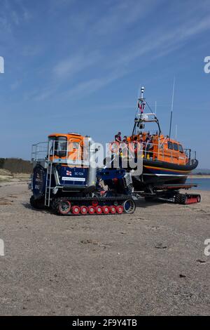 Bateau de sauvetage RNLI de classe Shannon transporté par remorque sur la plage de Pwllheli, pays de Galles Banque D'Images