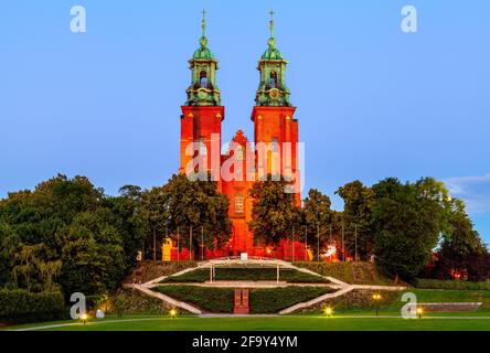 Gniezno, Pologne - 1er juillet 2015 : cathédrale gothique de la Vierge Marie Assomption et de Saint-Wojciech à Lech Hill, dans le centre historique de la vieille ville Banque D'Images