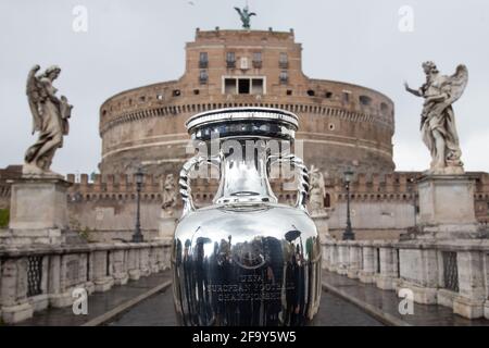 Rome, Italie. 20 avril 2021. Exposition de la coupe européenne de football de l'UEFA, sur le pont Sant'Angelo à Rome (photo de Matteo Nardone/Pacific Press/Sipa USA) crédit: SIPA USA/Alay Live News Banque D'Images