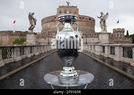 Rome, Italie. 20 avril 2021. Exposition de la coupe européenne de football de l'UEFA, sur le pont Sant'Angelo à Rome (photo de Matteo Nardone/Pacific Press/Sipa USA) crédit: SIPA USA/Alay Live News Banque D'Images