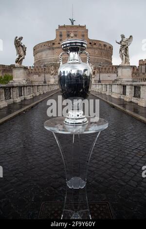 Rome, Italie. 20 avril 2021. Exposition de la coupe européenne de football de l'UEFA, sur le pont Sant'Angelo à Rome (photo de Matteo Nardone/Pacific Press/Sipa USA) crédit: SIPA USA/Alay Live News Banque D'Images