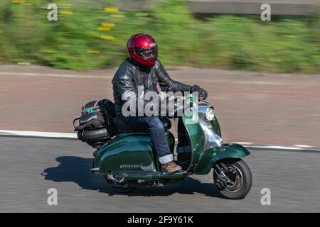 Green Lambretta scooter Innocenti série 1, pilote de moto ; transport à deux roues, motos italiennes, véhicule sur les routes britanniques, motos, motocyclistes moto scooters motards à Manchester, Royaume-Uni Banque D'Images