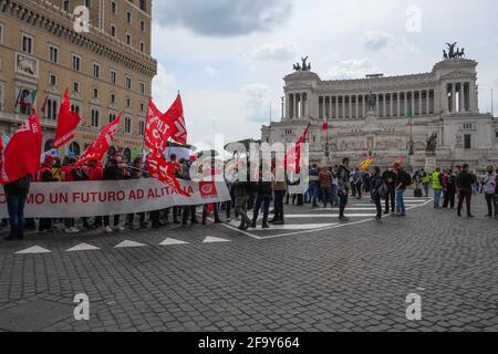 Rome, Italie. 21 avril 2021. Les employés d'Alitalia font la démonstration de Piazza Venezia Credit: Independent photo Agency/Alay Live News Banque D'Images