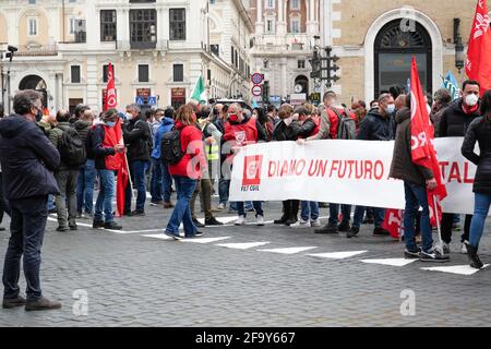 Rome, Italie. 21 avril 2021. Les employés d'Alitalia font la démonstration de Piazza Venezia Credit: Independent photo Agency/Alay Live News Banque D'Images