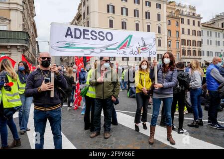 Rome, Italie. 21 avril 2021. Les employés d'Alitalia font la démonstration de Piazza Venezia Credit: Independent photo Agency/Alay Live News Banque D'Images