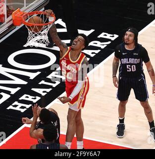 Atlanta, États-Unis. 21 avril 2021. L'Atlanta Hawkss' John Collins (20) passe devant le Cole Anthony d'Orlando Magic pour un slam pendant la quatrième période le mardi 20 avril 2021, à la State Farm Arena d'Atlanta. (Photo de Curtis Compton/Atlanta Journal-Constitution/TNS/Sipa USA) crédit: SIPA USA/Alay Live News Banque D'Images