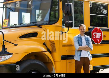 Conducteur de bus en face de l'article Banque D'Images