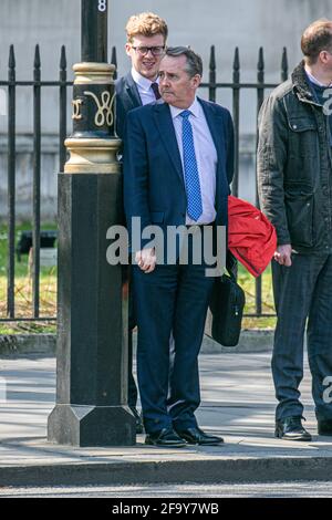 WESTMINSTER LONDRES, ROYAUME-UNI. 21 avril 2021. Liam Fox, député conservateur de North Somerset qui a été secrétaire d'État au Commerce international de 2016 à 2019 et secrétaire d'État à la Défense de 2010 à 2011, avec des aides à l'extérieur du Parlement à Westminster. Credit amer ghazzal/Alamy Live News Banque D'Images