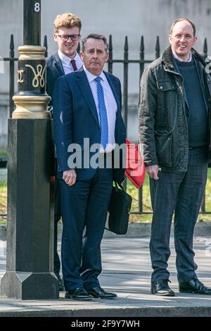 WESTMINSTER LONDRES, ROYAUME-UNI. 21 avril 2021. Liam Fox, député conservateur de North Somerset qui a été secrétaire d'État au Commerce international de 2016 à 2019 et secrétaire d'État à la Défense de 2010 à 2011, avec des aides à l'extérieur du Parlement à Westminster. Credit amer ghazzal/Alamy Live News Banque D'Images