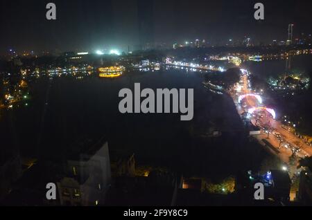 Vue sur une baie la nuit Banque D'Images