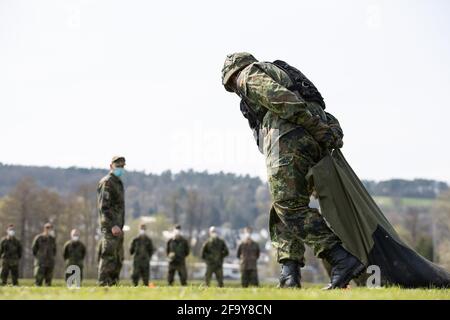 Rhénanie-du-Nord-Westphalie, Höxter: 21 avril 2021, 21 avril 2021, Rhénanie-du-Nord-Westphalie, Höxter: Les soldats participent à la formation de base pour le service militaire volontaire en sécurité intérieure sur le terrain de la caserne du général Weber. Le 6 avril, 320 soldats ont commencé leur entraînement pour le nouveau service dans 13 endroits à travers le pays. En Rhénanie-du-Nord-Westphalie, le bataillon de défense NBC 7 à Höxter, à la caserne du général Weber, est le site d'entraînement et forme 21 soldats. Photo: Friso Gentsch/dpa Banque D'Images