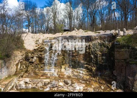 Belle cascade dans le parc Sofiyivka à Uman, Ukraine Banque D'Images