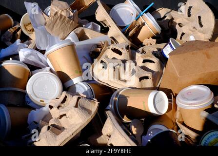 gobelets et supports en papier dans un bac de recyclage, norfolk, angleterre Banque D'Images