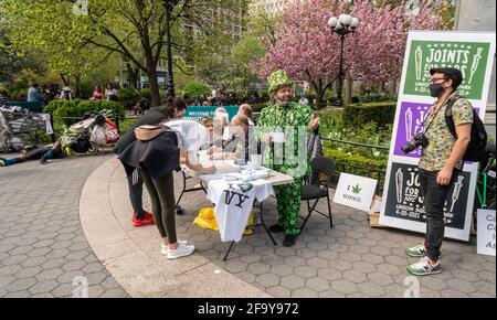 New York, États-Unis. 20 avril 2021. Les activistes de la marijuana distribuent des joints libres dans Union Square Park à New York le '420 Day', le mardi 20 avril 2021. Les militants célébraient la légalisation de la marijuana à New York en distribuant les joints sur présentation de la preuve de la vaccination COVID-19. (Âphoto de Richard B. Levine) crédit: SIPA USA/Alay Live News Banque D'Images