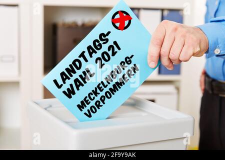 Main en votant pour le Landtagswahl 2021 Mecklenburg Vorpommern (Allemand pour: Élection d'état 2021 Mecklenburg-Poméranie occidentale) Banque D'Images