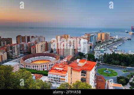 Malaga, Espagne aube vers la mer Méditerranée au crépuscule. Banque D'Images