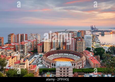 Malaga, Espagne aube vers la mer Méditerranée au crépuscule. Banque D'Images