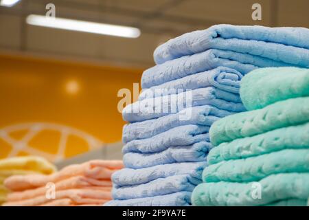 Vente de serviettes de bain souples dans le magasin. Pile d'accessoires spa. Banque D'Images