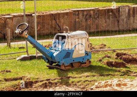 Compacteur à plaque vibrante sur le chantier. Équipement de construction. Outil de compactage lisse. Banque D'Images