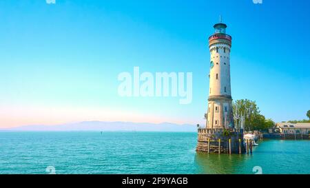 Panorama du nouveau phare dans le port de Lindau, Bavière. Une ville en Allemagne, sur une île au milieu du lac de Constance. Alpes dans le backgrou Banque D'Images