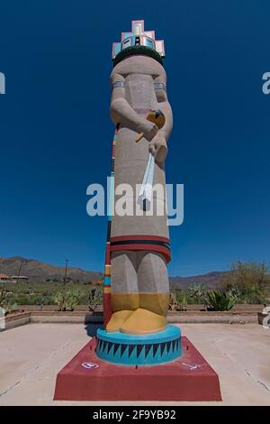 Poupée Kachina la plus haute au monde dans l'Arizona insouciant sacré aux indiens hhopi les Américains natifs du sud-ouest des États-Unis représentant la fertilité. Banque D'Images