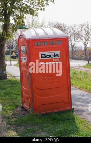 Sint Gillis Waas, Belgique, le 21 avril 2021, UNE toilette mobile orange louée pour les travailleurs sur un chantier de construction Banque D'Images