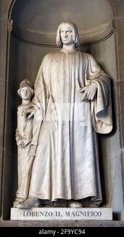 Florence, province de Florence, Toscane, Italie. Statue de la Piazzale degli Uffizi de Lorenzo de' Medici, connu sous le nom de Lorenzo il Magnifico, ou le Magnificent Banque D'Images