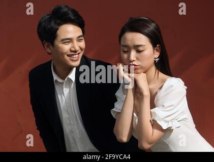 Pékin, Chine. 21 avril 2021. Les jeunes mariés chinois posent pour des photos de mariage dans des vêtements de mariage de style occidental à Pékin le mercredi 21 avril 2021. Le président chinois Xi Jinping continue de mettre l'accent sur les valeurs familiales à mesure que les femmes cessent de se marier et d'accoucher alors que le pays est confronté à de terribles tendances démographiques dans une population vieillissante. Photo de Stephen Shaver/UPI crédit: UPI/Alay Live News Banque D'Images