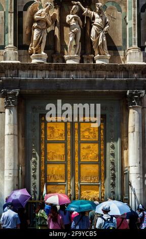 Florence, province de Florence, Toscane, Italie. Visiteurs admirant la porte est du Battistero, le Baptistère, appelé par Michel-Ange les portes Banque D'Images