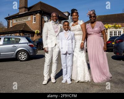 Newlyweds, Leroy et Camille dans le parking du Fox on the Hill, un pub JD Wetherspoon. Banque D'Images