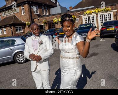 Newlyweds, Leroy et Camille dans le parking du Fox on the Hill, un pub JD Wetherspoon. Banque D'Images