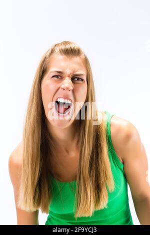 Portrait de la jeune femme blonde criant sur fond blanc Banque D'Images