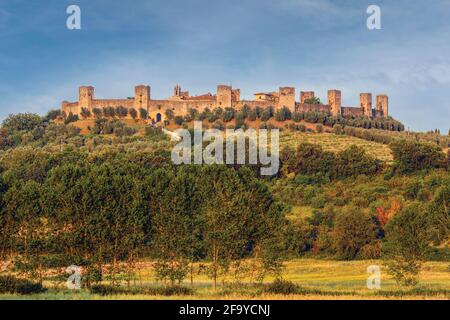 Monteriggioni, province de Sienne, Toscane, Italie. Ville médiévale fortifiée datant du XIIIe siècle. Banque D'Images