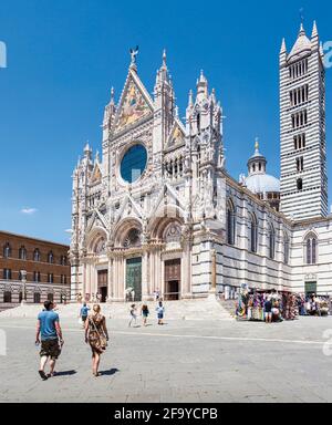 Sienne, province de Sienne, Toscane, Italie. Le duomo, ou la cathédrale. Nom complet: Catedrale Metropolitana di Santa Maria Assunta, ou Metropolitan Cathedra Banque D'Images