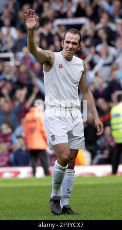 WEST HAM V CHELSEA 3/5/2003 DI CANIO APRÈS LE MATCH PHOTO DAVID ASHDOWNPREMIER LEAGUE FOOTBALL Banque D'Images