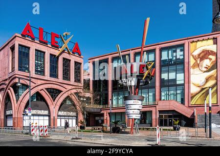 Centre commercial Alexa. Bâtiment de style Art déco à arcades roses construit par l'architecte Oliver Roser 2004-7.entrée de Dirksenstrasse, Mitte, Berlin<Allemagne Banque D'Images