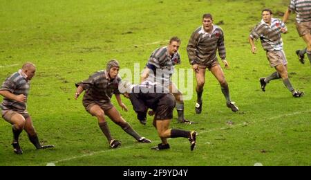 OXFORD V CAMBRIDGE VARSITY MATCH À TWICKENHAM 12/12/2000. SAMUEL ADLEN ATTAQUE CAMBRIDGE. PHOTO DAVID ASHDOWN. Banque D'Images