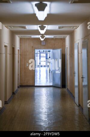 Berlin, Allemagne. 21 avril 2021. Vue sur un couloir avec des salles d'interrogatoire au Mémorial de Berlin-Hohenschönhausen sur le terrain de l'ancienne prison de détention provisoire du Ministère de la sécurité d'État à Genslerstraße. Le mémorial a été reconstruit et rénové. Credit: Jens Kalaene/dpa-Zentralbild/dpa/Alay Live News Banque D'Images