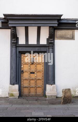 Old doorway of the West Berkshire Museum on Wharf Street, Newbury, West Berkshire, Angleterre, Royaume-Uni, Europe Banque D'Images