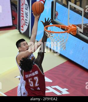 Zhuji, province chinoise de Zhejiang. 21 avril 2021. Fu Hao (en haut) de Liaoning Flying Leopards tire pendant le match semi-fin entre Zhejiang Golden Bulls et Liaoning Flying Leopards à la saison 2020-2021 de la ligue de l'Association chinoise de basket-ball (CBA) à Zhuji, dans la province de Zhejiang, en Chine orientale, le 21 avril 2021. Credit: Sadat/Xinhua/Alamy Live News Banque D'Images